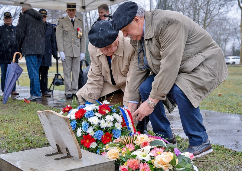 15_AET 30 JAN 2025-62.jpg - Dépôt de gerbe par les AET à leur plaque mémorielle.